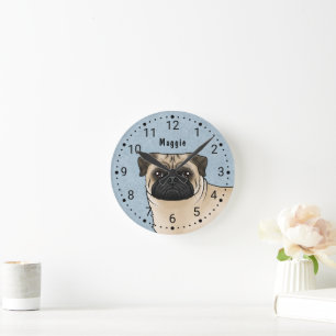 Rehkleurige Pug Hondenras Kop Close-Up En Naam Bla Ronde Klok