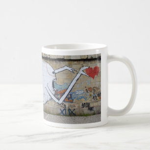 Reiken naar een hart koffiemok