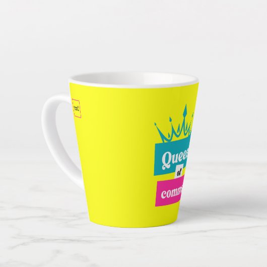 Reine des virgules latte mug (Angle gauche)