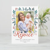Rejoice Script-kerstpine Holly Berries Foto Feestdagenkaart (Staand voorkant)