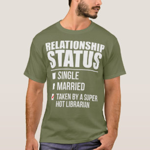 Relatie status overgenomen superhete librarian t-shirt