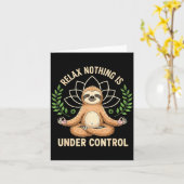 Relax Nothing Is Under Control Funny Quote Sloth Y Kaart (Gele Bloem)