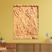 Relief waarmee de dienaar een eerbewijs aan de canvas afdruk (Insitu (Woonkamer))