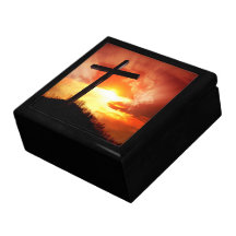 Religieus paaskruis op zonsondergang