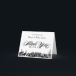 Remerciements Carte de remerciement avec vue sur la skyline chic<br><div class="desc">Illustration graphique en noir et blanc de l'horizon de la bande de Las Vegas avec un script calligraphique gras et noir "Merci" rappelant la typographie de tatouage, sur fond blanc. Cette version comporte également la date et les noms au recto. Parfait pour les cartes de remerciementement pour votre mariage à...</div>