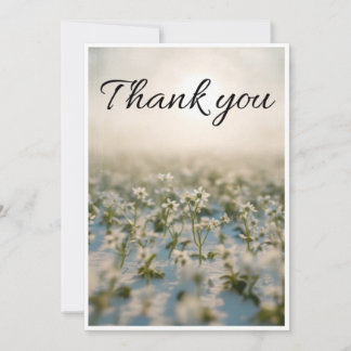 Remerciements petite fleur blanche éparpillée sur une carte de r