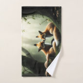 Renard câlin dans une forêt brumeuse  (Serviette à main)