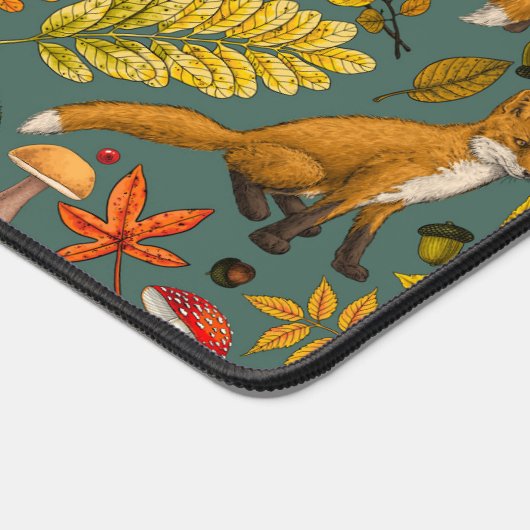 Renard d'automne sur pin vert (Coin)