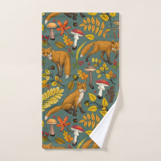 Renard d'automne sur pin vert (Serviette à main)