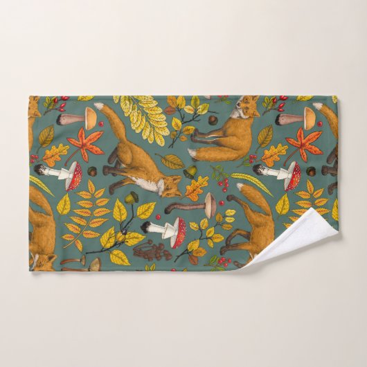 Renard d'automne sur pin vert (Serviette à main)