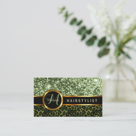 Rendez-vous de parties scintillantes de vert de (Debout devant)