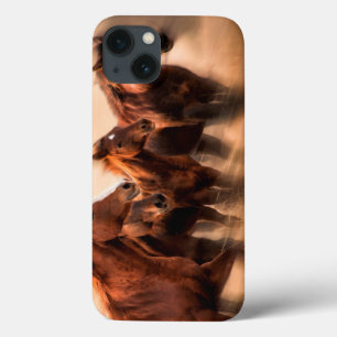 Rennende paarden, vage contouren en wapperende man iPhone 13 hoesje