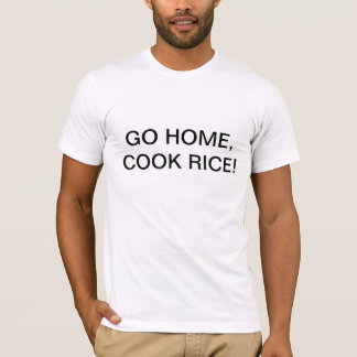 Rentrent à la maison le T-shirt de riz de