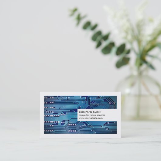 Réparation d'ordinateur de carte blanche moderne (Debout devant)