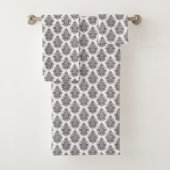 Repeating black floral pattern towel (En situation)
