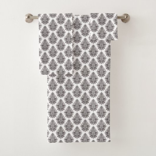 Repeating black floral pattern towel (En situation)