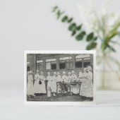 Replica kantinematig personeel, briefkaart (Staand voorkant)