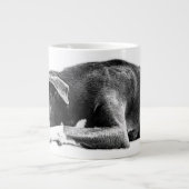Repose du mélange Pitbull noir et blanc Mug (Devant)
