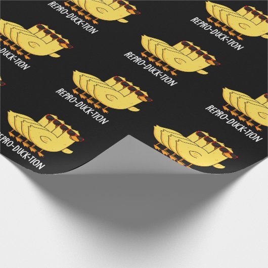 Repro-duck-tion Funny Animal Duck Pun Dark BG Cadeaupapier (Hoek)