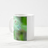 Reptile vert de lézard d'iguane sur la tasse de (Devant gauche)
