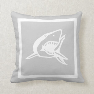 requin blanc sur coussin gris