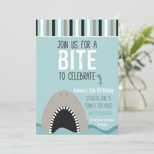 Requin et rayures Invitation d'anniversaire (Debout devant)