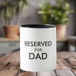 Réservé pour Papa Mug | Fête des pères personnalis<br><div class="desc">Mark Papa est un endroit spécial avec notre tasse "Réservé pour papa" ! Cette tasse élégante et pratique est parfaite pour s'assurer que tout le monde connaît le café ou le thé qu'il est. Avec un message audacieux "Réservé à papa", cette tasse en céramique de haute qualité fait un cadeau...</div>