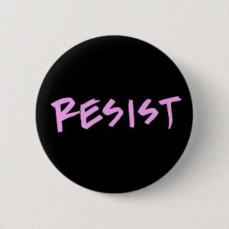 Resist Button- Standaardgrootte met roze letters Ronde Button 5,7 Cm