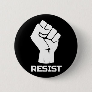 Resist met vuist - in wit ronde button 5,7 cm