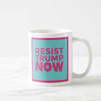 RESIST TRUMP NU logo blauw-roze mok