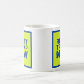 RÉSISTEZ à la tasse de logo d'ATOUT MAINTENANT (Centre)