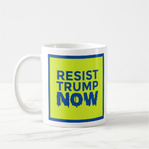RÉSISTEZ à la tasse de logo d'ATOUT MAINTENANT