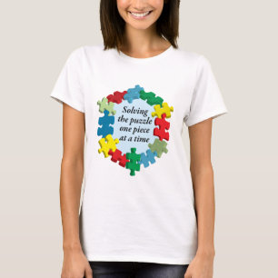 Résolvant le puzzle… Lt Blue de T-shirt