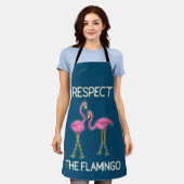 Respecteer de roze flamingo schort (Gedragen)