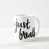 Respirez juste la tasse de typographie (Devant droit)