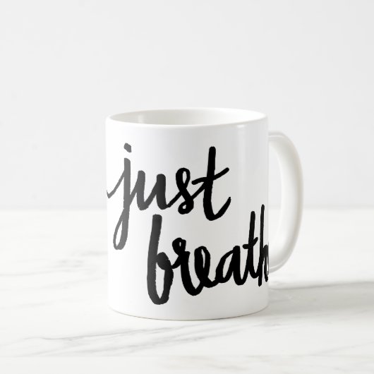Respirez juste la tasse de typographie (Devant droit)