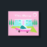 Ressorts de palmier rose rétro en toile étirée<br><div class="desc">Entre l’arrière - plan rose, la maison moderne turquoise du milieu du siècle et la voiture classique des années 1950, ce design ne pouvait pas être plus Palm Springs s’il le disait dans les nuages. Oh, attendez, il le dit dans les nuages ! La pierre bleue et turquoise de la...</div>