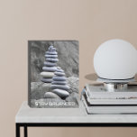 Restez équilibré Rock Cairns Motivation<br><div class="desc">Panneau de boîte en bois peint en noir,  conçu pour être suspendu ou debout et qui présente l'image d'une paire de cairns en pierre,  faits de galets ronds et plats,  ainsi qu'un mot inspirant/motivant qui dit : "Restez équilibré".</div>