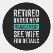 Retired Under New Management, Funny Husband Humor  Ronde Sticker (Voorkant)