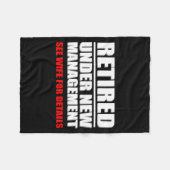 Retired, Under New Management, Funny Retirement Gi Fleece Deken (Voorkant (Horizontaal))