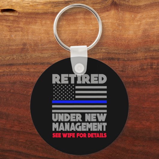 Retired Under New Management Retirement Thin Blue Sleutelhanger (Voorkant)