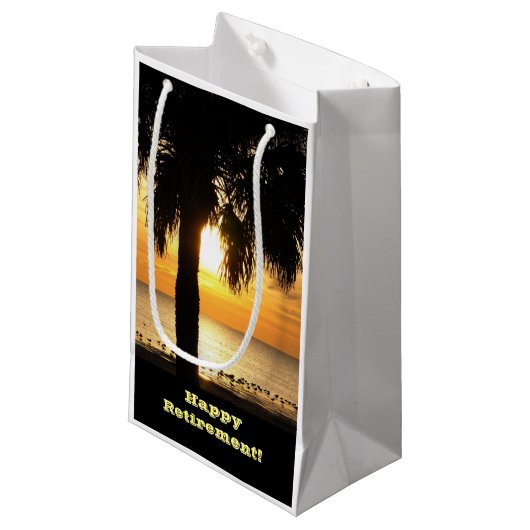 Retraite, sac de cadeau, palmier dans le coucher (Devant Angle)
