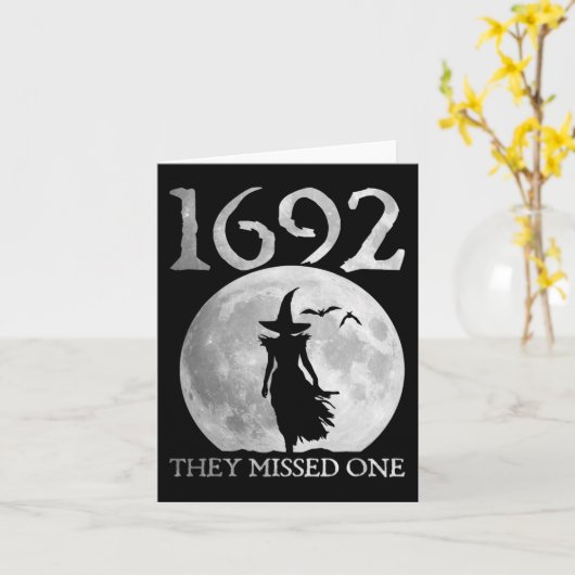 Retro 1692 Ze misten een heks Salem 1692 Hallow Kaart (Gele Bloem)