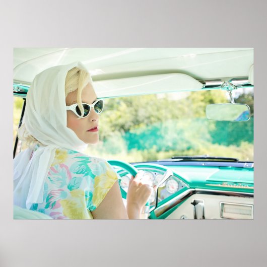 Retro 1950s model dat een  turkooiswagen bestuurt. poster (Voorkant)