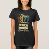 Retro 1977 Cassettebandje 45th Birthday Mus T-shirt (Voorkant)
