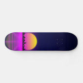 Retro 1980s synthwave gloed neon licht stad skateboard (Horizontaal)