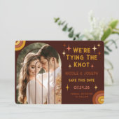Retro 70's Bold Typography Rainbow Arch Wedding Save The Date (Staand voorkant)