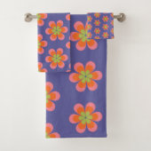 Retro 70s Groovy Flower Pattern in Paars Bad Handdoek (Insitu)