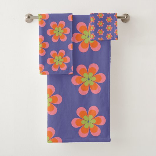 Retro 70s Groovy Flower Pattern in Paars Bad Handdoek (Insitu)