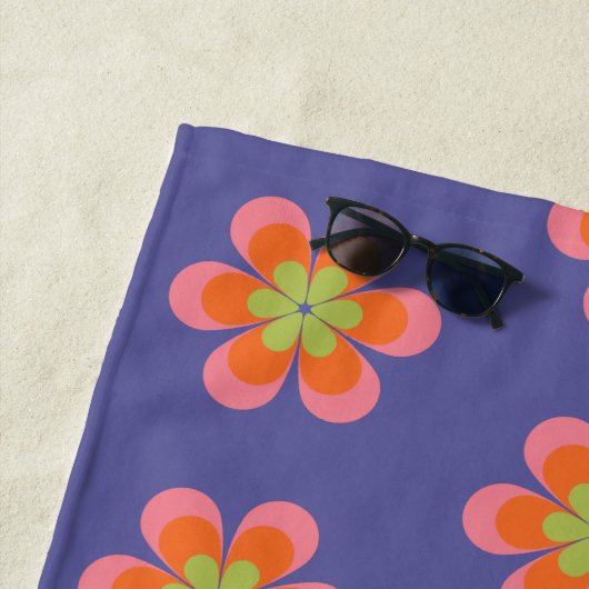 Retro 70s Groovy Flower Pattern in Paars Strandlaken (In situ)